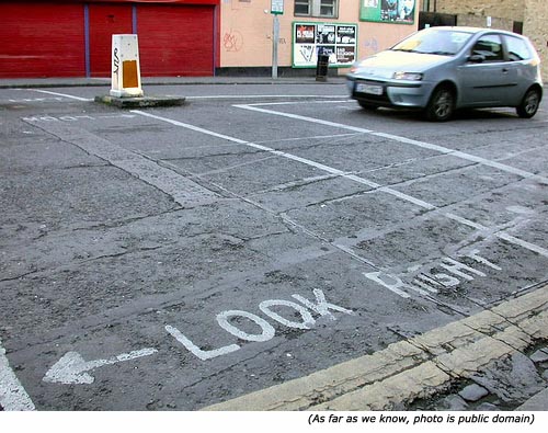 Hilariuos signs and funny road signs: Look Right (and the arrow points to the left)