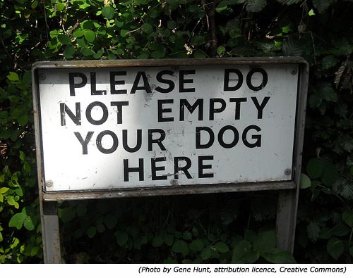 Funny stupid dog signs: Please do not empty your dog here! 